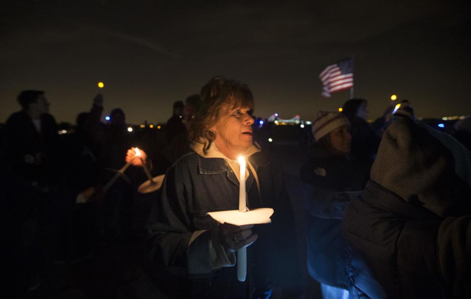 Residents of Staten Island in New York City hold lights and candles as they stand on Midland Beach on the south shore of the Island during a "Light the Shore" event to commemorate the one-year anniversary of Hurricane Sandy in New York October 29, 2013. On October 29, 2012, Hurricane Sandy, also known as Superstorm Sandy, left more than 100 people dead and caused tens of billions of dollars in damage. REUTERS/Mike Segar (UNITED STATES - Tags: ANNIVERSARY DISASTER ENVIRONMENT)