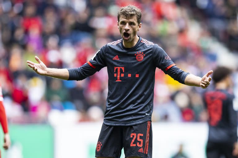 Thomas Müller, del Bayern Munich, gesticula durante el partido contra Augsburgo