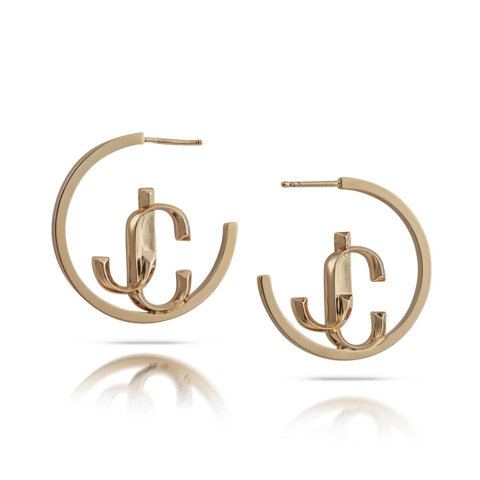 JC MONOGRAM HOOPS  logo耳環。NT$13,800（藍鐘提供）