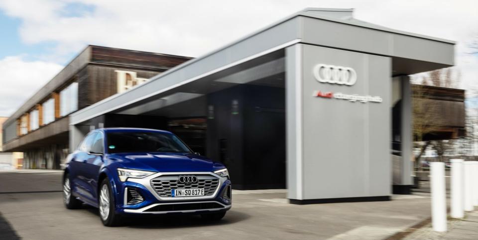 audi sq8 sportback e tron static photo, colour ultra blue metallic