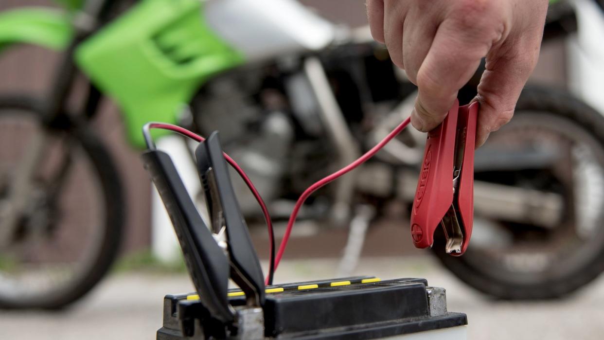 Die Akkus ihrer Maschinen klemmen Biker über die Winterpause in der Regel besser ab.