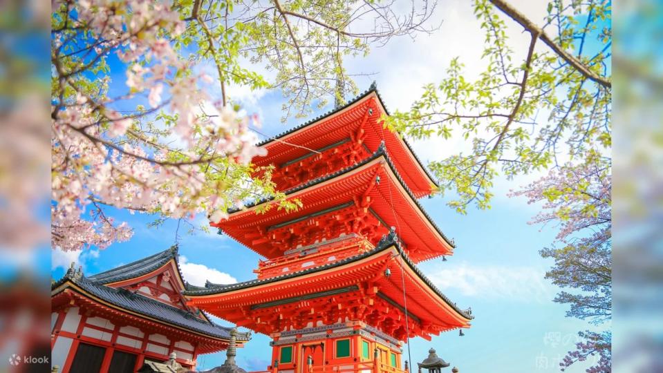 Kinkakuji & Kiyomizu Temple & Fushimi Inari Shrine Kyoto Tour | Osaka. (Photo: Klook SG)