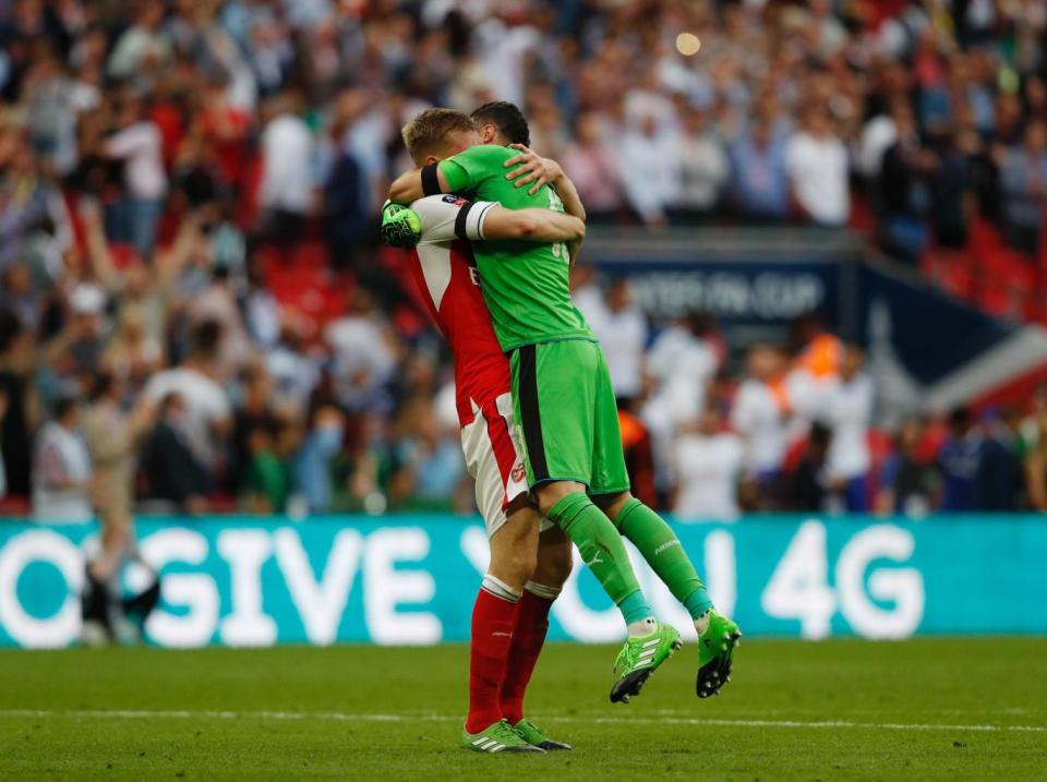 Mertesacker and Ospina embrace at the full-time whistle (Getty)