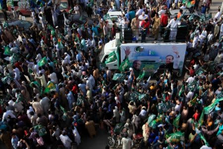 FILE PHOTO: Supporters of the Pakistan Muslim League - Nawaz (PML-N) chant march towards the airport to welcome ousted Prime Minister Nawaz Sharif and his daughter Maryam, in Lahore, Pakistan July 13, 2018. REUTERS/Mohsin Raza/File Photo