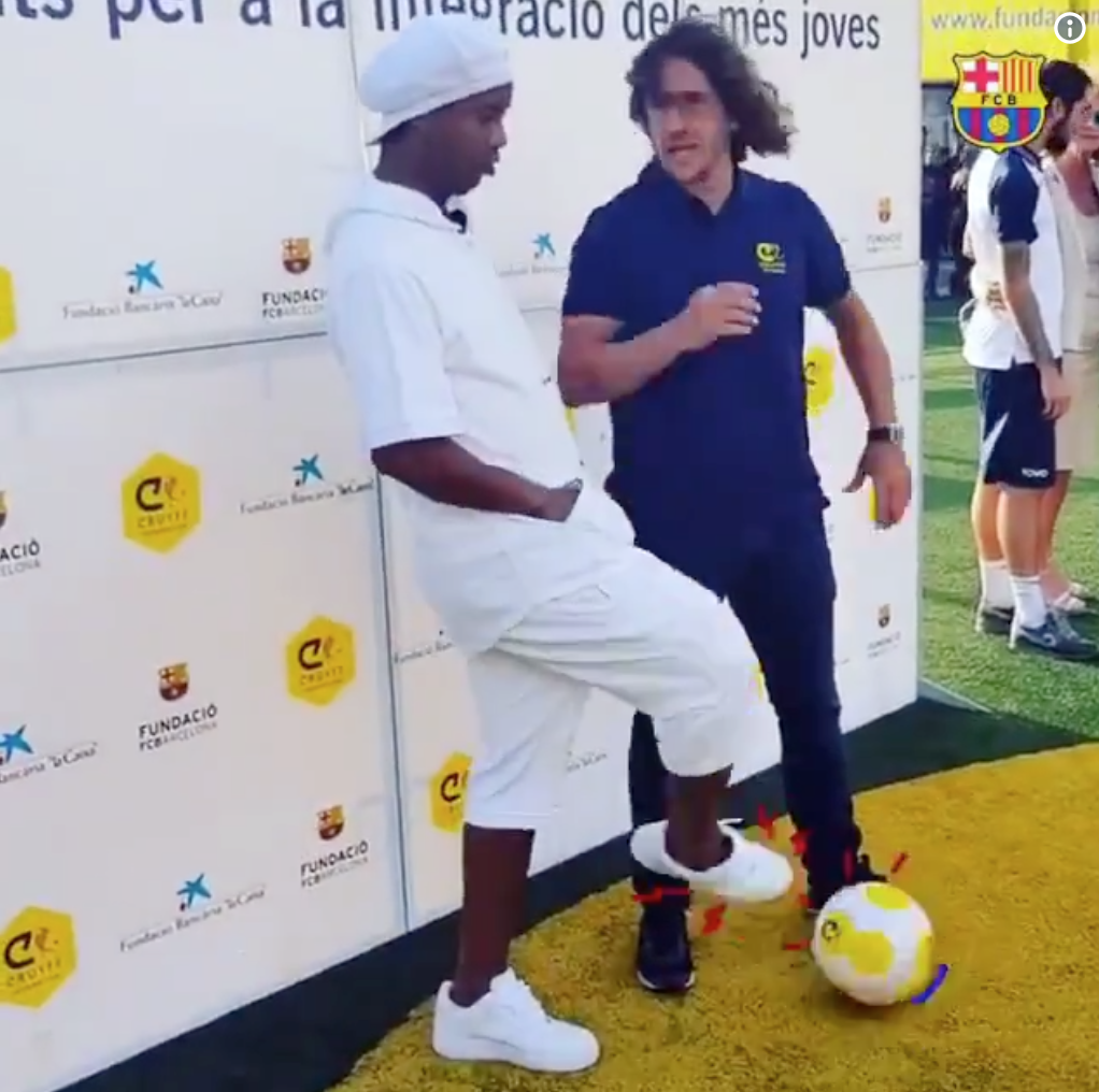 Ronaldinho tirándole un caño a Carles Puyol / Foto: Captura de pantalla Twitter @Carles5puyol