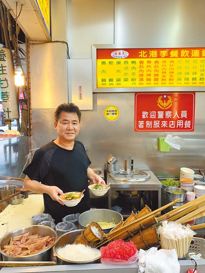 56歲李旭章接手父親的肉羹店26年，支持警員前來用餐，廣受當地居民好評。（姜霏攝）