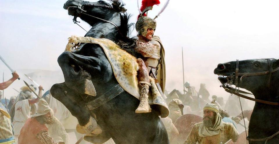 Colin Farrel on a horse in the middle of a battle