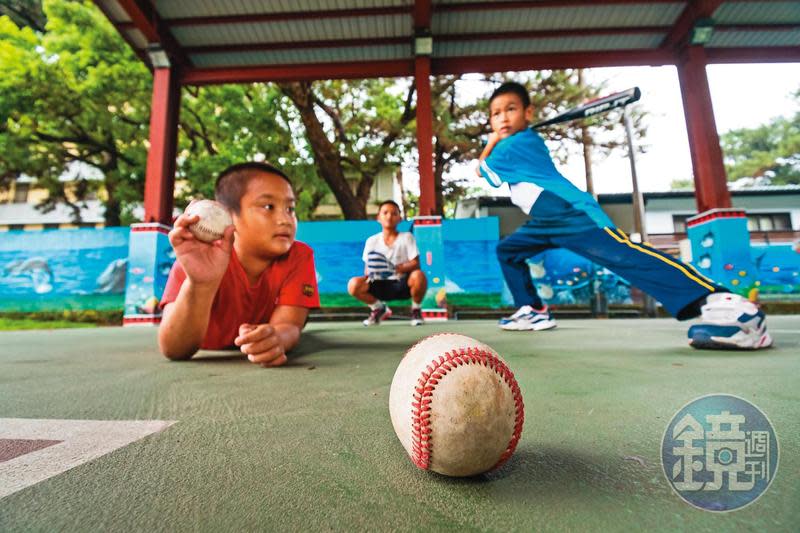 新城國小小朋友的一句話，讓胡文偉教練奉獻多年，至今仍協助許多偏鄉孩子完成加入棒球隊的夢想。