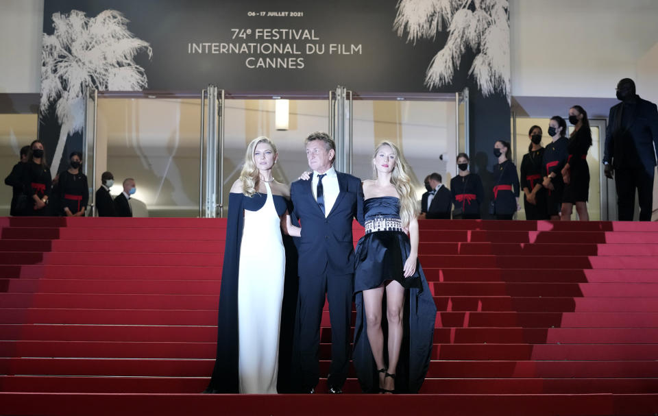 Katheryn Winnick, Sean Penn y Dylan Penn, de izquierda a derecha, posan al llegar al estreno de "Flag Day" en el Festival de Cine de Cannes, en el sur de Francia, el sábado 10 de julio de 2021. (AP Foto/Vadim Ghirda)