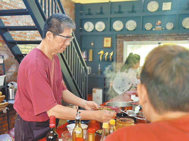 漫畫家敖幼祥在花蓮鹽寮海邊的畫室改為食堂，開賣自創的「枕頭」扁食。（羅亦晽攝）