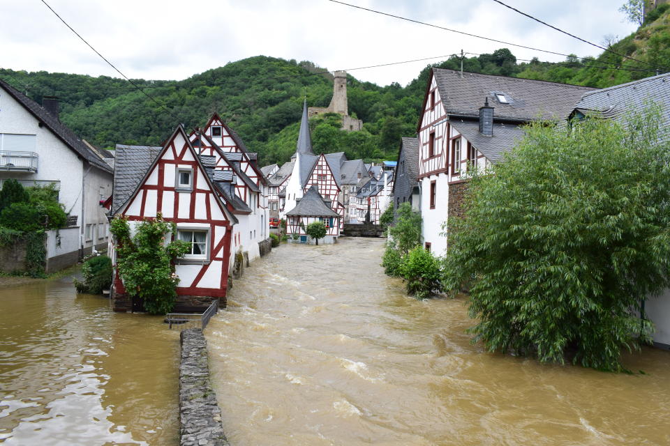 <p>En caso de inundación, busca un lugar elevado y espera a ser rescatado o a que pase la tormenta. Con solo 15 centímetros de agua corres el riesgo de resbalar y ser arrastrado en caso de tratar de huir. (Foto: Getty Images).</p> 