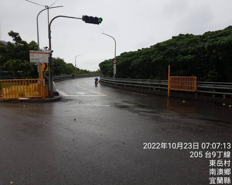 宜蘭地區二十二日傍晚起開始雷雨交加，白米溪溪水暴漲，四區處也趕緊封閉台９丁線道路，二十三日清晨雨勢稍緩，解除封閉。（四工處提供）