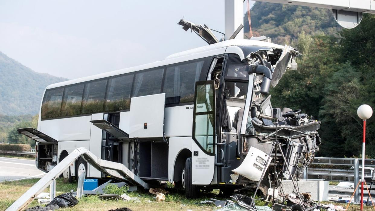 Der verunglückte deutsche Reisebus auf der Autobahn A2 im Schweizer Kanton Tessin. Foto: Gabriele Putzu/TI-PRESS