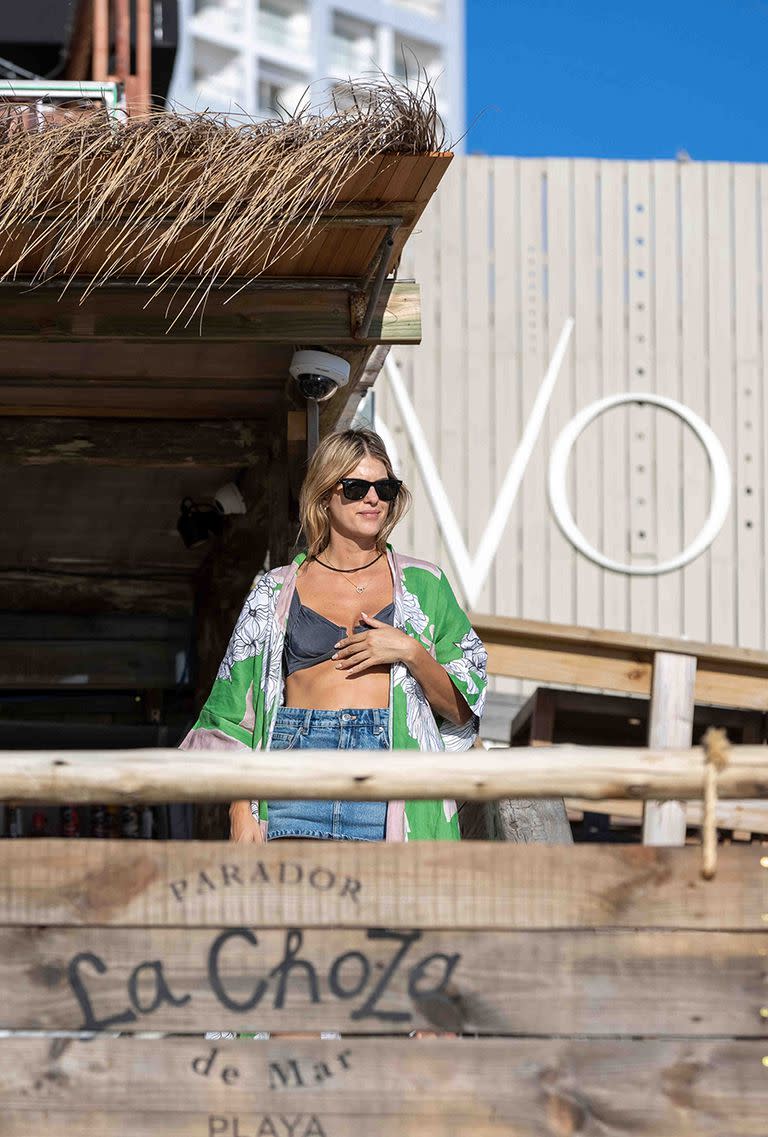 María del Cerro llegando a la playa