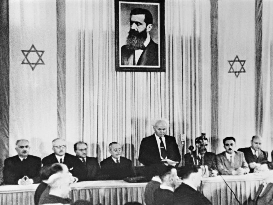 El primer primer ministro israelí David Ben-Gurion proclama oficialmente el estado de Israel en Tel Aviv el 14 de mayo de 1948 (AFP/Getty)