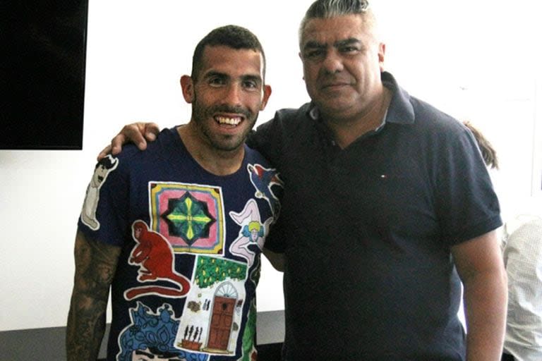 Otros tiempos: Carlos Tevez y Claudio Tapia; después de los errores arbitrales de Pablo Dóvalo en Barracas vs. Independiente, el Apache le apuntó al número 2 de la AFA, Pablo Toviggino