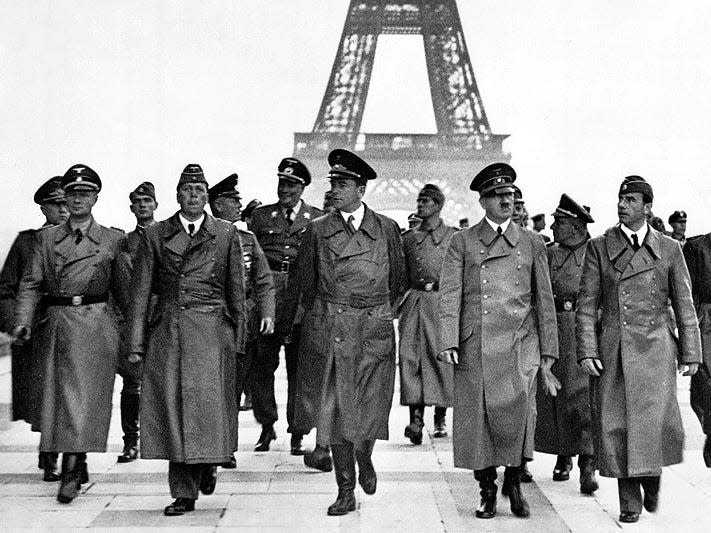 Adolf_Hitler,_Eiffel_Tower,_Paris_23_June_1940