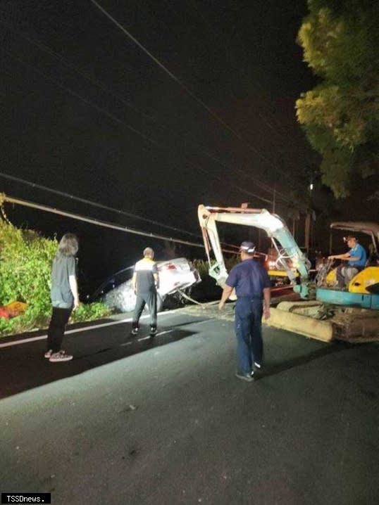 圖：方姓女駕駛疑似閃避野狗，不慎人車衝下邊坡，導致車輛毀損受困。(信義警提供)