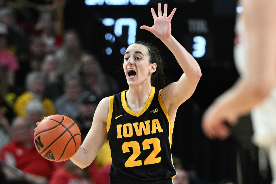 LINCOLN, NE – 11 FEBRUARI: Caitlin Clark #22 i Iowa Hawkeyes kallar en pjäs under andra halvlek mot Nebraska Cornhuskers på Pinnacle Bank Arena i Lincoln, Nebraska (11 februari 2024) för dagsfotografering).  (Foto av Stephen Branscomb/Getty Images)