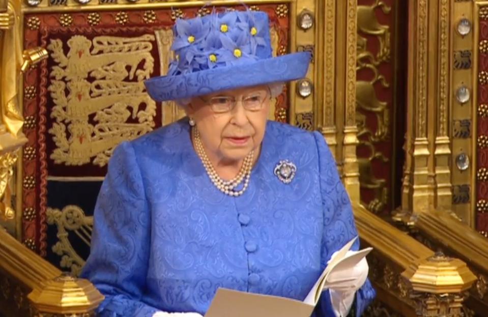 <p>Königin Elizabeth eröffnet im House of Lords die Parlamentsperiode und setzt dabei auch gleich ein modisches Statement. Ihren Hut hat sie wohl nicht zufällig in den Farben der EU gewählt. (Bild: Pa/PA Wire/dpa) </p>