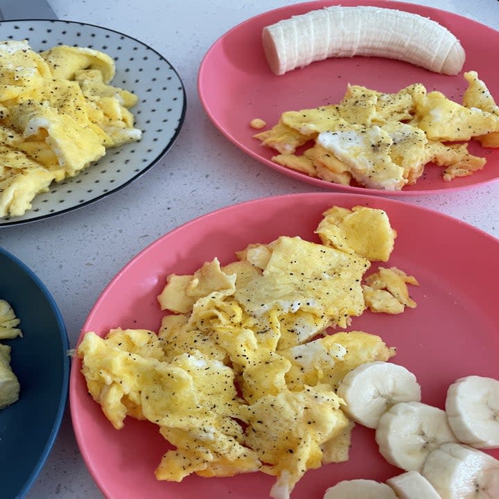 scrambled eggs and bananas