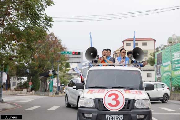 桃園市長張善政到南投陪同游顥車隊掃街拜票。(記者蔡榮宗攝)