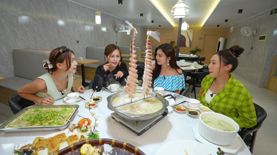 Foodies sweep across Hong Kong and Shenzhen | Lin Xiuyi, Liang Kaiqing, Liang Chaoyi and Liao Huiyi perform an unusual square dance, cute and gorgeous