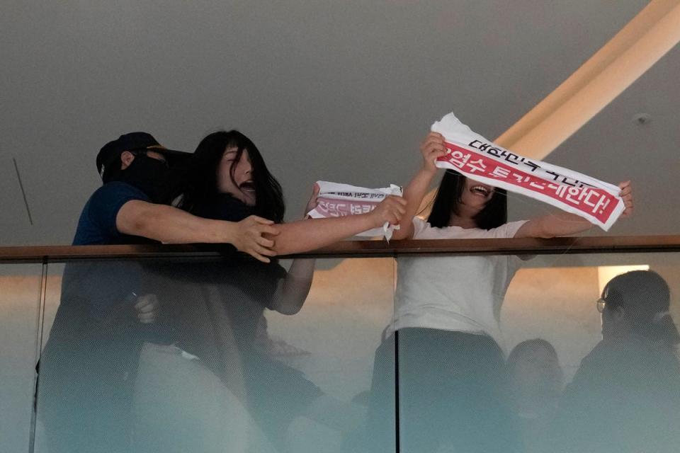 Police grapple with students attempting to break into the Japanese embassy in Seoul (AP)