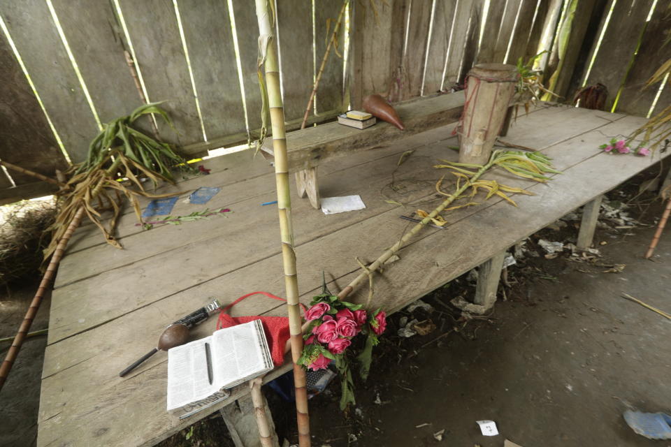 Biblias, flores, un tambor y un micrófono se observan desde un templo improvisado donde una mujer embarazada, cinco de sus hijos y un vedino fueron asesinados por una secta en la comunidad El Terrón, Panamá, el viernes 17 de enero de 2020. (AP Foto/Arnulfo Franco)