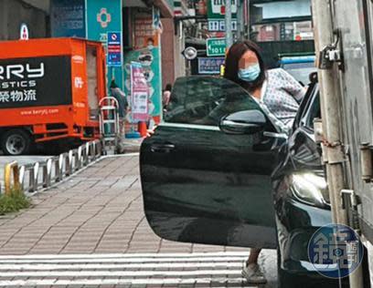 4月20日15：14，C女一出三重三和國中捷運站，立即熟門熟路地打開張晉源停在路邊的賓士車門，快速坐入副駕駛座。