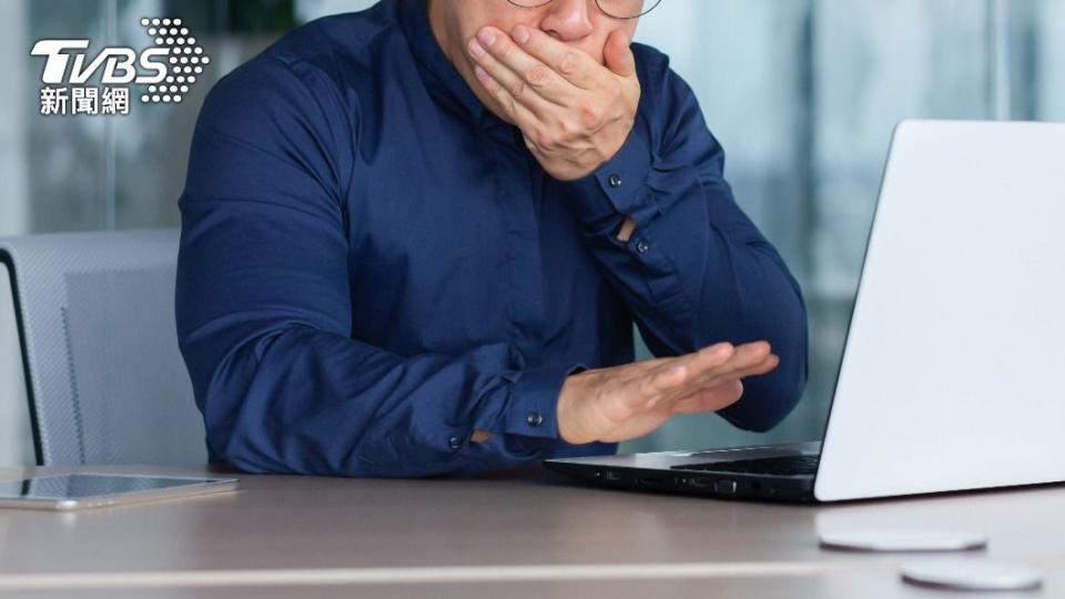 男子急性亞硝酸鹽中毒，出現噁心、嘔吐症狀。（示意圖，非當事人／shutterstock達志影像）