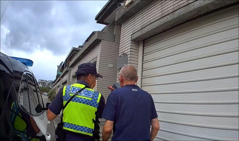 警方到場發現老翁在街上徘徊。(圖/記者謝榮浤翻攝)