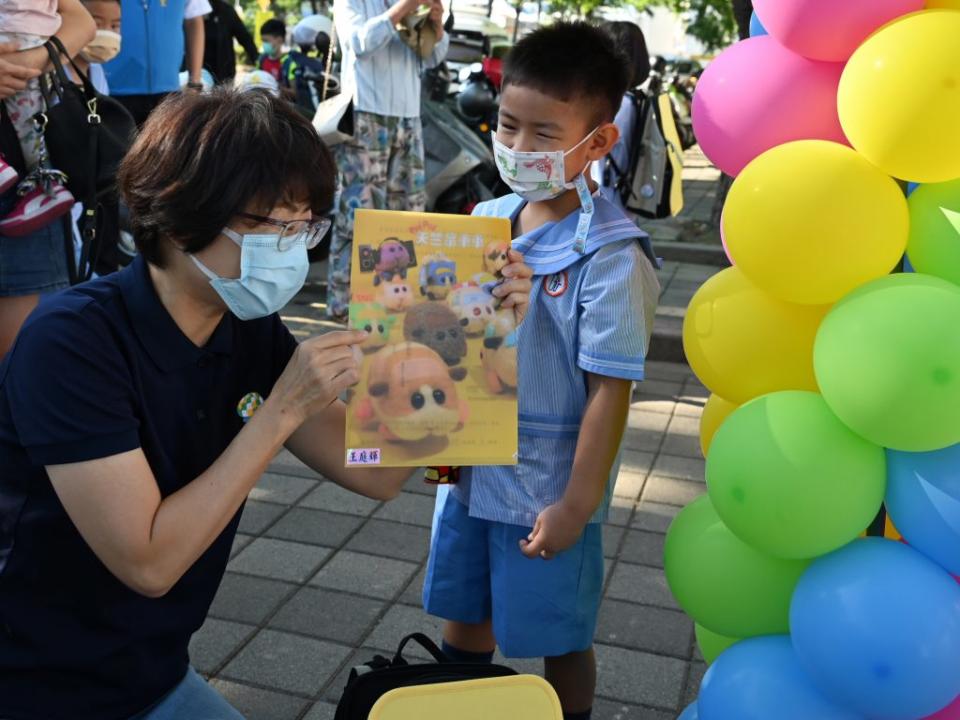 開學日，小一新生背專屬輕量護脊書包上學去，縣長饒慶鈴希望小朋友快樂成長。（記者鄭錦晴攝）