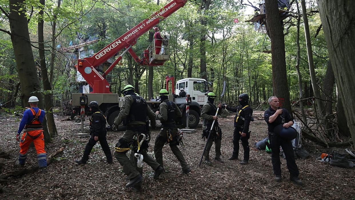 Polizisten einer Spezialeinheit bereiten die Räumung eines Baumhauses vor. Foto: Oliver Berg