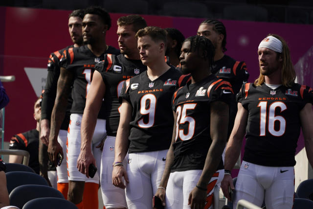 Bengals take team photos, reveal first look at Super Bowl LVI locker room