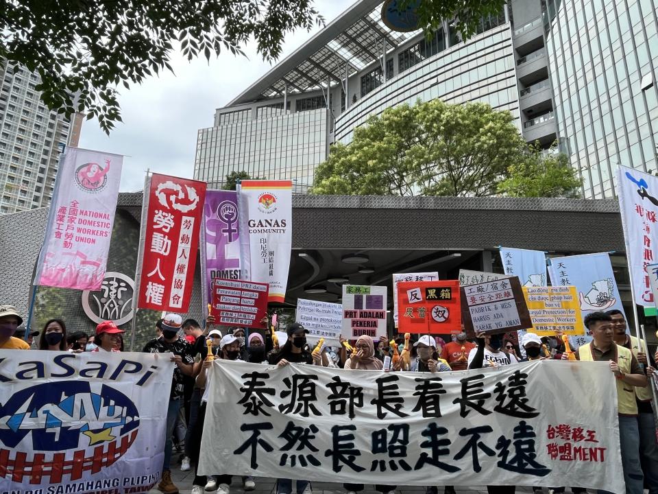 6月16日是「國際家務工日」，台灣移工聯盟號召多名移工，來到衛福部前抗議，呼籲將家務移工納入長照體系。記者廖靜清／攝影