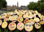 <p>Am Welt-Emoji-Tag versammeln sich Personen vor dem St. Thomas’ Hospital Garden in London, um am Weltrekord für die größte Ansammlung von Menschen mit Emoji-Gesichtern teilzunehmen. (Bild: Matt Alexander/PA Wire/dpa) </p>