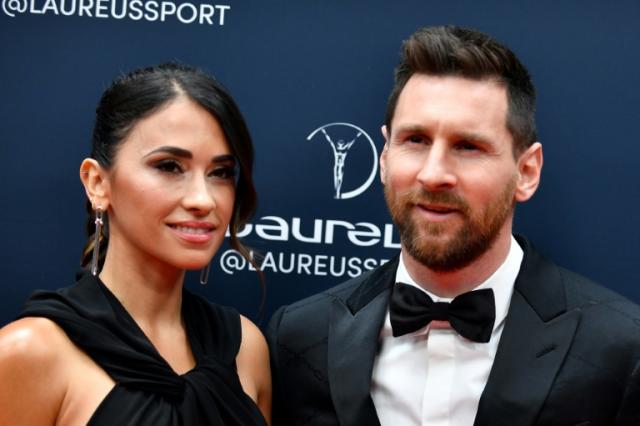 El astro argentino Lionel Messi llega acompañado de su esposa, Antonela Roccuzzo, a la gala de los premios Laureus del deporte en París el 8 de mayo de 2023.