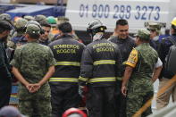 <p>MEX18. CIUDAD DE MÉXICO (MÉXICO), 25/09/2017. Brigadas de rescate de Colombia continúan con las labores de búsqueda bajo los escombros hoy, lunes 25 de septiembre de 2017, en el edificio colapsado de la avenida Álvaro Obregón de Ciudad de México (México). EFE/José Méndez </p>