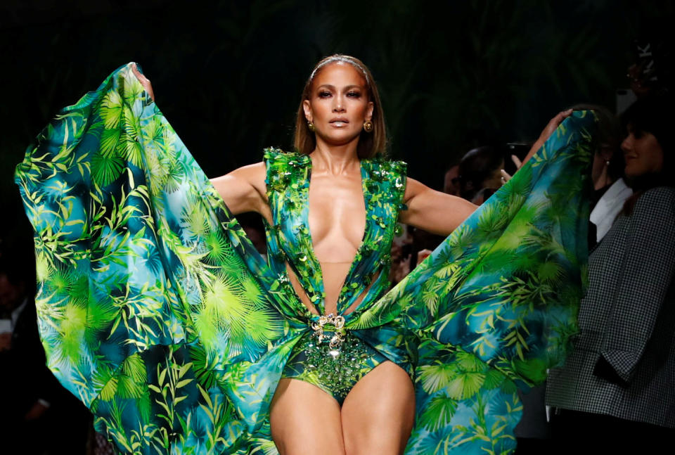Jennifer Lopez presenta la colecci&#xf3;n Spring/Summer 2020 de Versace Spring/Summer durante la fashion week de Milan, Italia en septiembre de 2019. (REUTERS/Alessandro Garofalo)
