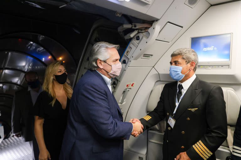 Alberto Fernández, en el avión a punto de partir a Roma