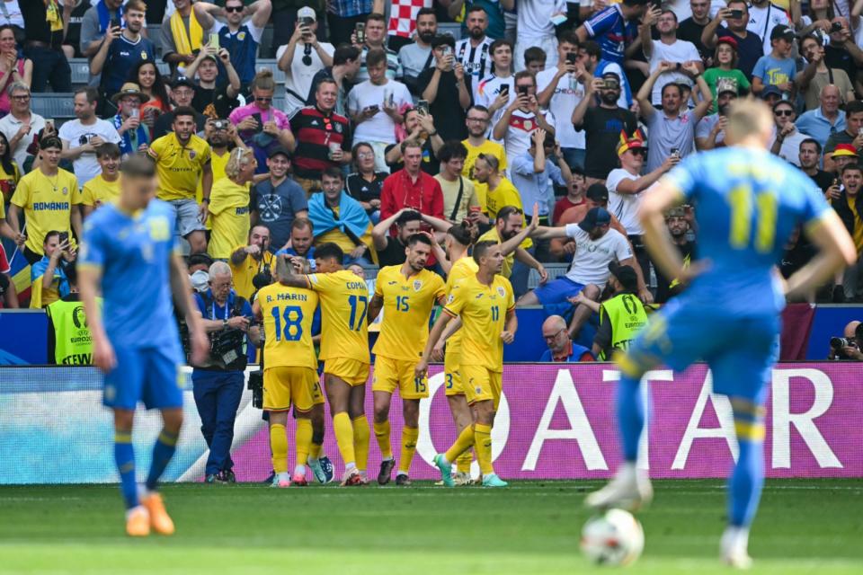 <span>Les joueurs roumains célèbrent leur troisième but lors du match de football du Groupe E de l'UEFA Euro 2024 entre la Roumanie et l'Ukraine au Munich Football Arena à Munich le 17 juin 2024</span><div><span>MIGUEL MEDINA</span><span>AFP</span></div>