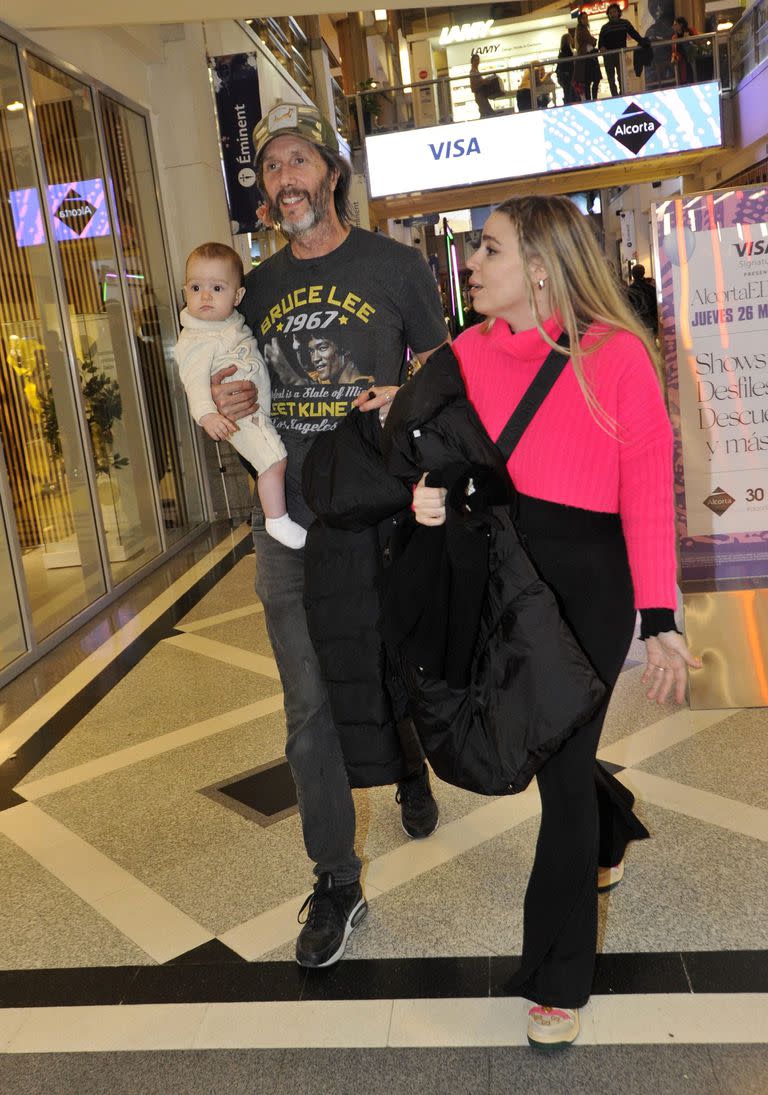 Eduardo Celasco junto a su novia, la cantante Florencia Fiorini, y su pequeña hija