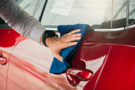 Otra manera de proteger la pintura es encerar y sellar el coche antes de guardarlo durante un largo período de tiempo en el garaje. (Foto: Getty Images).