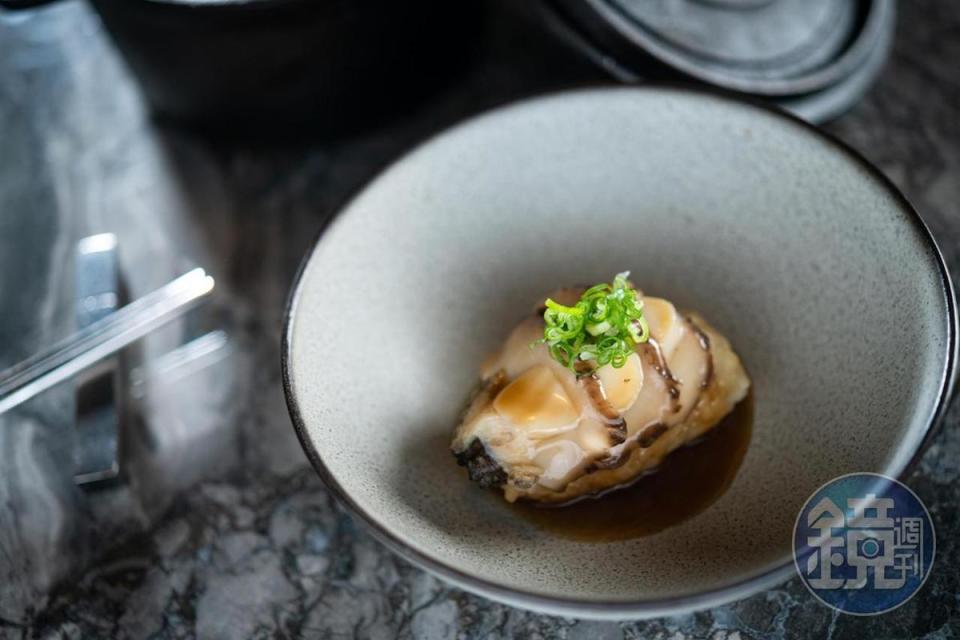 「鮑魚 人蔘 竹地雞」用雞湯蒸煮雞肉糯米飯，再以荷葉包裹，帶有濃郁荷香。（1,850元套餐菜色）