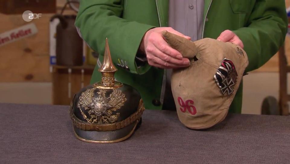 Zum Glück war auch diesmal wieder ein echter Experte anwesend: Albert Maier wusste weiter. Die Pickelhaube besaß eine Schutzkappe aus Stoff mit der roten Zahl 96. "Diese Zahl stand für das 7. Thüringische Infanterie-Regiment Nr. 96. Die Stoffhaube kam auch bei Manövern zum Einsatz, zur Tarnung und damit die Embleme geschützt waren", erklärte Maier. Aber wo hatte der Verkäufer die Haube her?