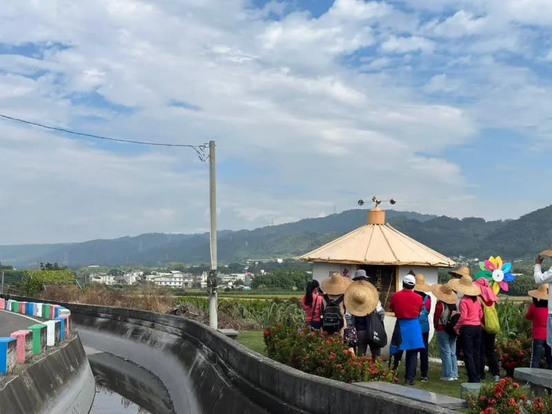 ▲修平科大師生規劃「鴻門宴小旅行」，推廣田頭水深度旅遊，圖為鴻門圳旁具特色的古亭畚。（圖／修平科大提供）