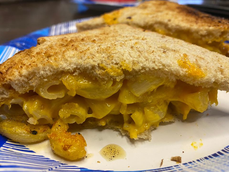 mac and cheese on bread