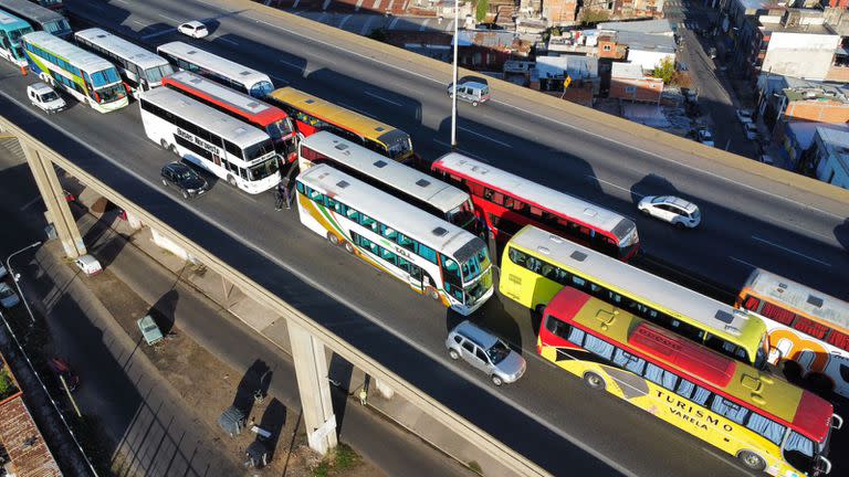 Una protesta de ómnibus mantiene un corte de la autopista Buenos Aires - La Plata, a la altura de Dock Sud