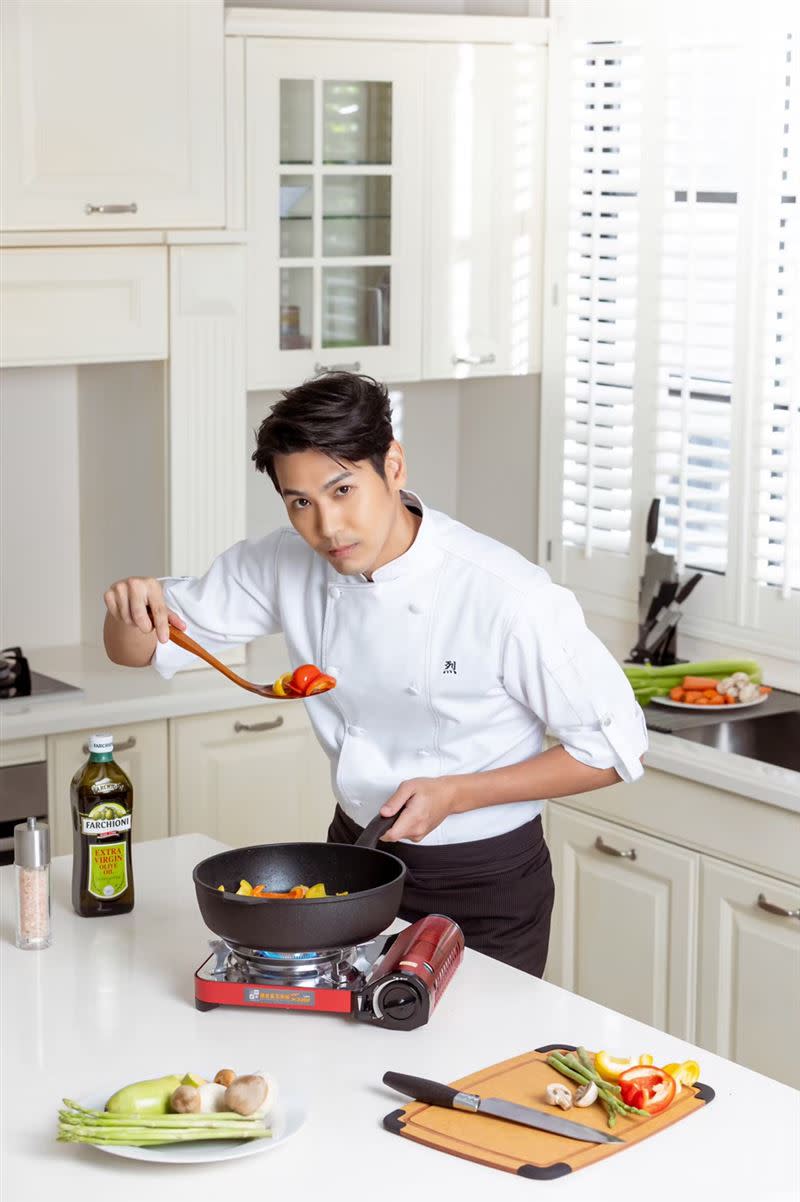 陳德烈成為台灣第一位有乙級廚師資格的藝人。（圖／我是凱文工作室提供）